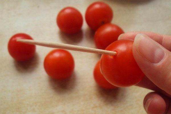 perforar los tomates
