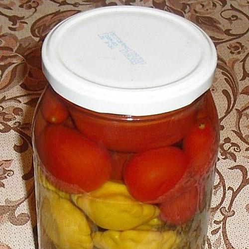 vierta agua hirviendo sobre tomates con calabaza