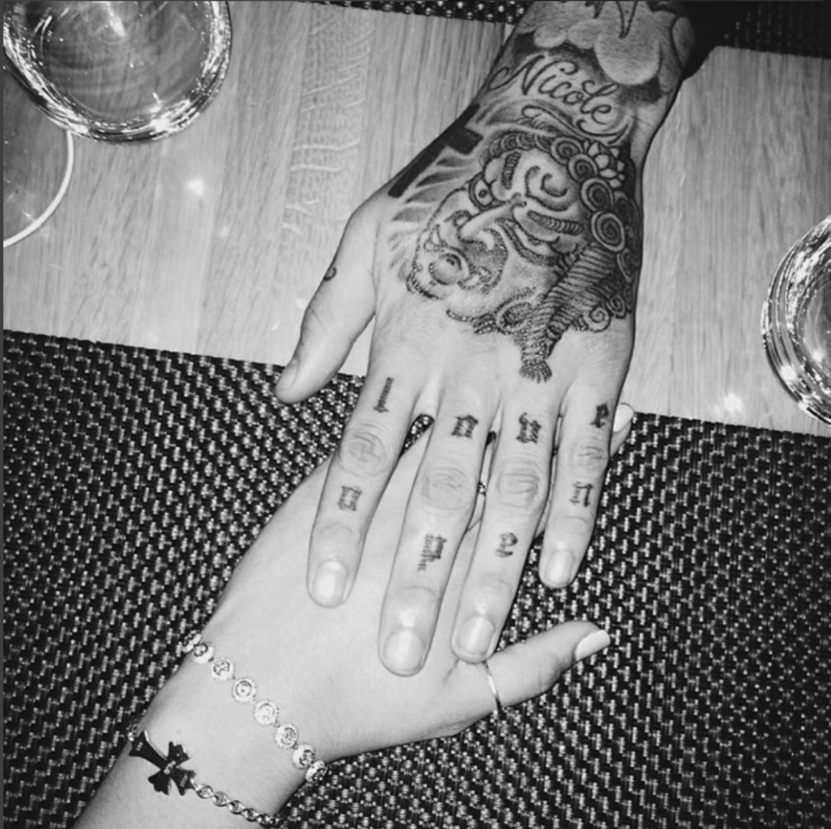 Foto von Sofia und den Händen ihres Bruders Miles Richie von @sofiarichie
