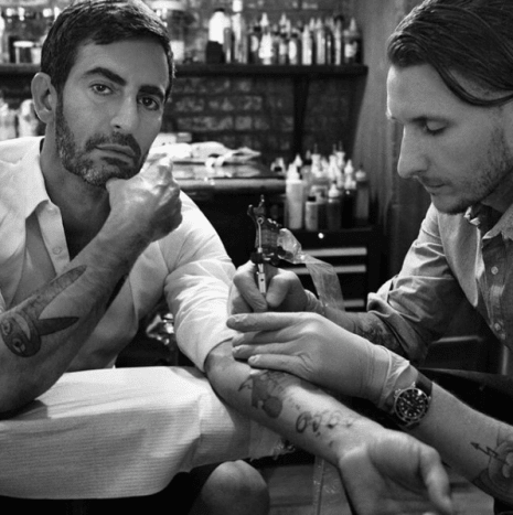Foto přes @scampbell333Campbell také úzce spolupracoval s módním autorem Marcem Jacobsem, který je jedním z prvních módních návrhářů, kteří zobrazovali tetování na dráze i on sám.