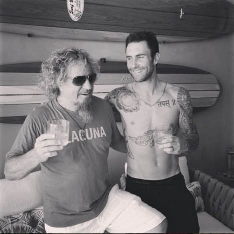 Adam hängt mit Sammy Hagar rum, bevor er die drei neuen Tattoos hinzufügt.