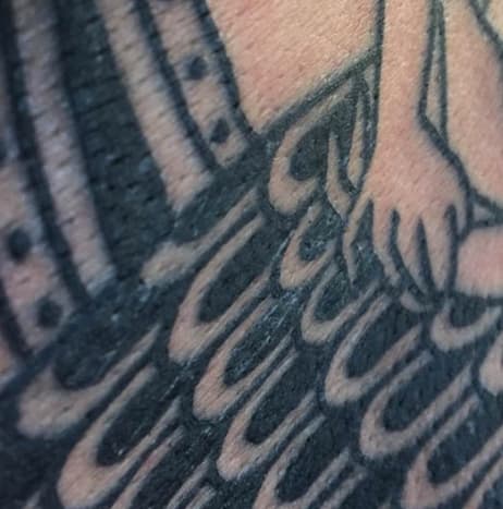 Krátký pohled na toto tetování na zádech, o který se Levine podělil se svými fanoušky. Tak skvělý detail.
