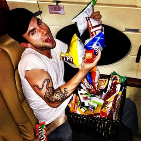 Eine Rückblende, als der Sänger mit Hingabe Snacks aß und nur sehr wenige Tattoos außer diesem Tiger auf seinem Arm hatte.