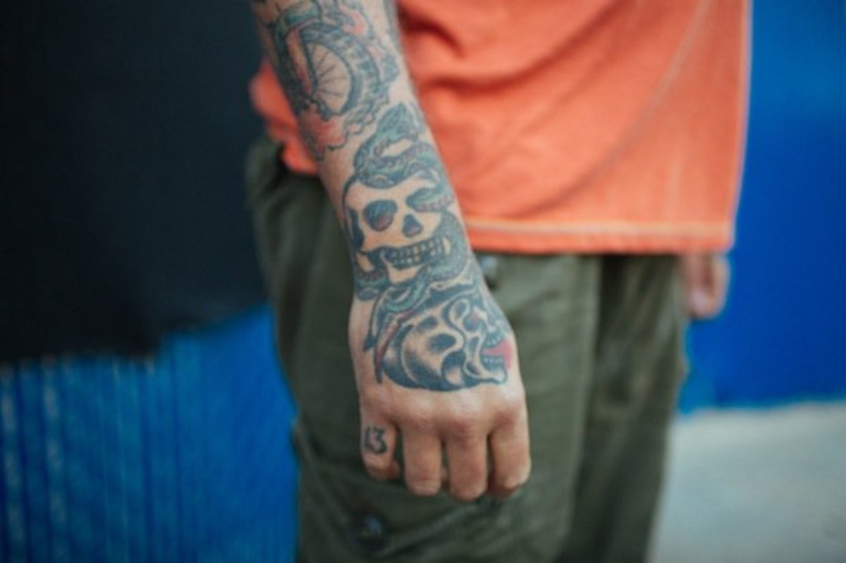 Detailní záběr na ruční tetování Tima Borrora.