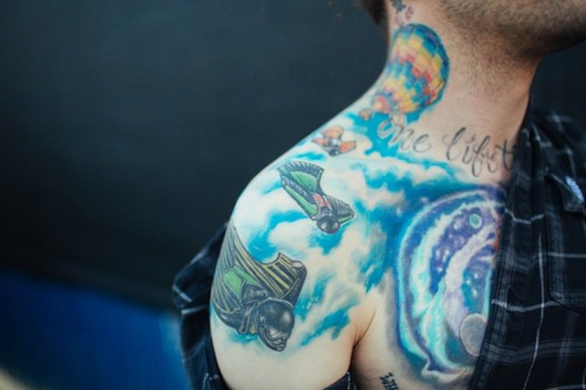 Láska Dave Shapira k extrémním sportům se projevuje jeho tetováním.