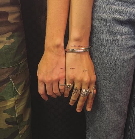 Adwoa Aboah a Holly Gore si nechali sladit tetování. Foto: Instagram. Aboah, která už měla na hřbetech rukou malá tetování s nápisem „Gurl Power“, si také nechala vytetovat odpovídající tetování s přítelkyní Holly Gore na zadní straně pravé ruky s nápisem „SPRÁVNĚ“. Gore si na zadní stranu levé ruky nechala vytetovat stejné tetování, které říká - uhodli jste - „VLEVO“. Aboahova tetování prováděl mistr miniaturního inkoustu JonBoy, talentovaný tetovací umělec z New Yorku, který se specializuje na jemné a diskrétní tetování, které jsou ohromující svou jednoduchostí.