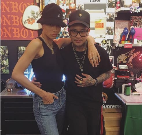 Adwoa Aboah posiert mit dem Tätowierer JonBoy nach ihrer Tattoo-Session. Foto: Instagram.