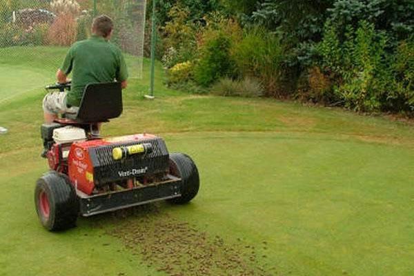 Aérateur automoteur avec moteur à essence