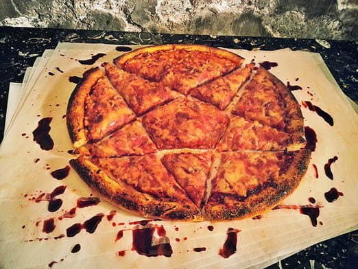 Hurkes & apos; Slayer Pizza je dokonce vyrobena z kůry společenské oplatky!