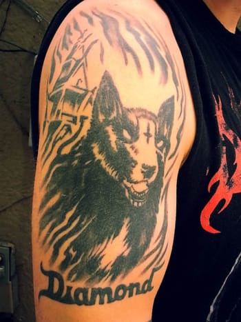 Tato tetovací pocta jeho psovi Diamondovi je děsivě úžasná.