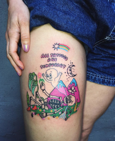 Beim Scrollen auf Instagram bin ich auf dieses Tattoo der Künstlerin Charline Bataille gestoßen. Ich war zuerst wegen des einzigartigen Kunststils und der lebendigen Farben davon angezogen, aber was mich dazu gebracht hat, auf dem Posten zu bleiben, war das Drehbuch.