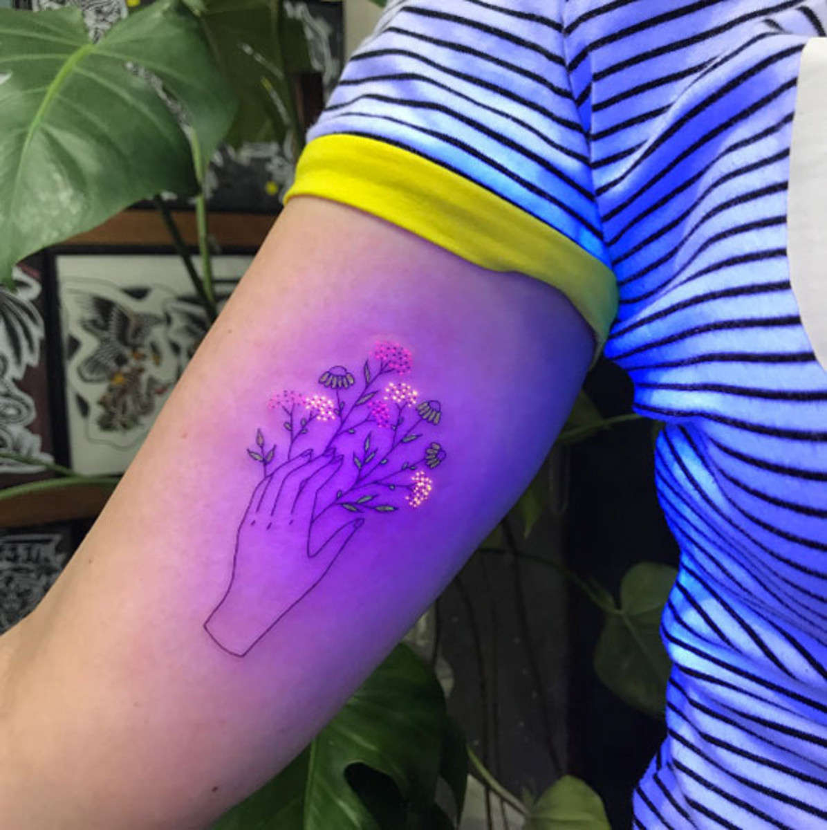 UV-Tattoo-Idee, Schwarzlicht-Tattoo-Ideen, Schwarzlicht-Tattoos, UV-Tattoos, alles, was Sie über Schwarzlicht-Tattoos wissen müssen, wie lange halten Schwarzlicht-Tattoos, Wie man ein Schwarzlicht-Tattoo heilt, wie man ein UV-Licht-Tattoo heilt, UV-Tattoo-Nachsorge, Schwarzlicht-Tattoo-Nachsorge, Tattoo-Nachsorge, Gibt es Nebenwirkungen bei einem UV-Tattoo, Gibt es Nebenwirkungen bei einem Schwarzlicht-Tattoo, Quinton McCloud, Kayla Newell, Samantha Ceora, Tukoi Oya, Tukoi Oya Tattoos, inked mag, Tess Adamakos