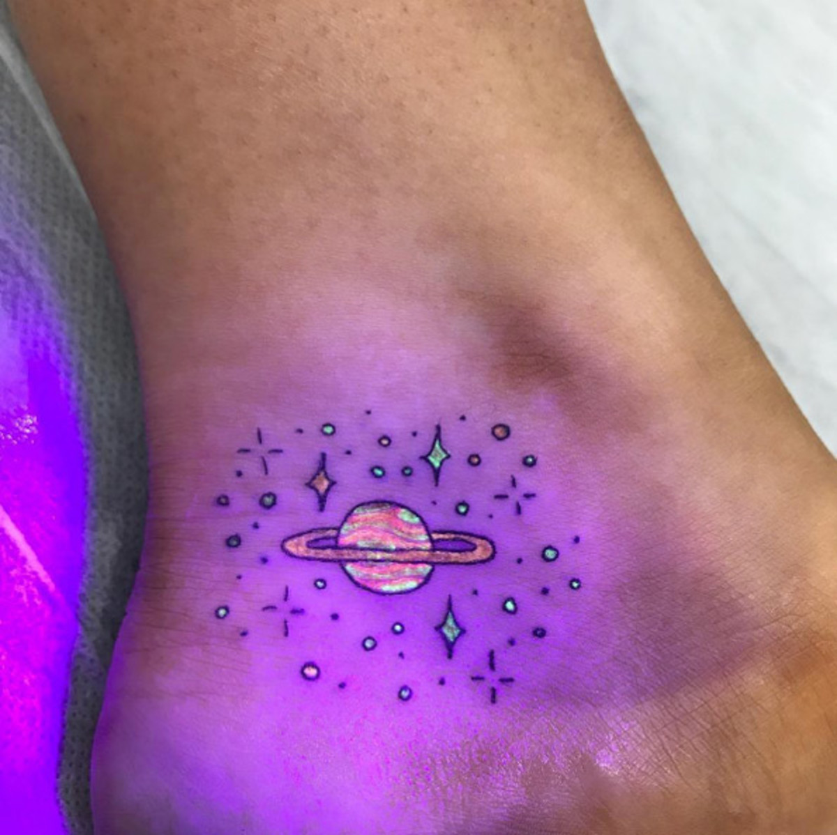 UV-Tattoo-Idee, Schwarzlicht-Tattoo-Ideen, Schwarzlicht-Tattoos, UV-Tattoos, alles, was Sie über Schwarzlicht-Tattoos wissen müssen, wie lange halten Schwarzlicht-Tattoos, Wie man ein Schwarzlicht-Tattoo heilt, wie man ein UV-Licht-Tattoo heilt, UV-Tattoo-Nachsorge, Schwarzlicht-Tattoo-Nachsorge, Tattoo-Nachsorge, Gibt es Nebenwirkungen bei einem UV-Tattoo, Gibt es Nebenwirkungen bei einem Schwarzlicht-Tattoo, Quinton McCloud, Kayla Newell, Samantha Ceora, Tukoi Oya, Tukoi Oya Tattoos, inked mag, Tess Adamakos