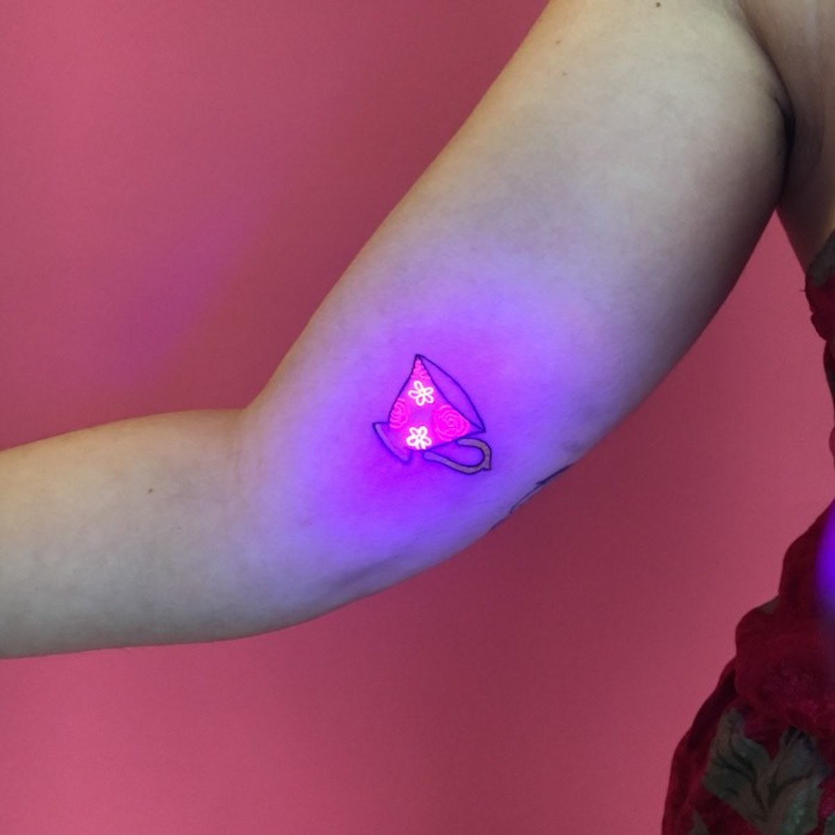 UV-Tattoo-Idee, Schwarzlicht-Tattoo-Ideen, Schwarzlicht-Tattoos, UV-Tattoos, alles, was Sie über Schwarzlicht-Tattoos wissen müssen, wie lange halten Schwarzlicht-Tattoos, Wie man ein Schwarzlicht-Tattoo heilt, wie man ein UV-Licht-Tattoo heilt, UV-Tattoo-Nachsorge, Schwarzlicht-Tattoo-Nachsorge, Tattoo-Nachsorge, Gibt es Nebenwirkungen bei einem UV-Tattoo, Gibt es Nebenwirkungen bei einem Schwarzlicht-Tattoo, Quinton McCloud, Kayla Newell, Samantha Ceora, Tukoi Oya, Tukoi Oya Tattoos, inked mag, Tess Adamakos