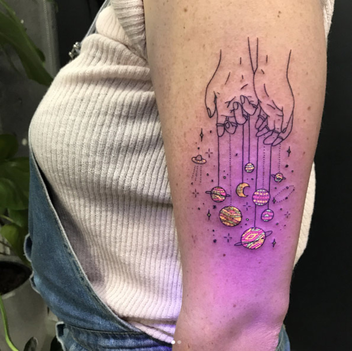 UV-Tattoo-Idee, Schwarzlicht-Tattoo-Ideen, Schwarzlicht-Tattoos, UV-Tattoos, alles, was Sie über Schwarzlicht-Tattoos wissen müssen, wie lange halten Schwarzlicht-Tattoos, Wie man ein Schwarzlicht-Tattoo heilt, wie man ein UV-Licht-Tattoo heilt, UV-Tattoo-Nachsorge, Schwarzlicht-Tattoo-Nachsorge, Tattoo-Nachsorge, Gibt es Nebenwirkungen bei einem UV-Tattoo, Gibt es Nebenwirkungen bei einem Schwarzlicht-Tattoo, Quinton McCloud, Kayla Newell, Samantha Ceora, Tukoi Oya, Tukoi Oya Tattoos, inked mag, Tess Adamakos