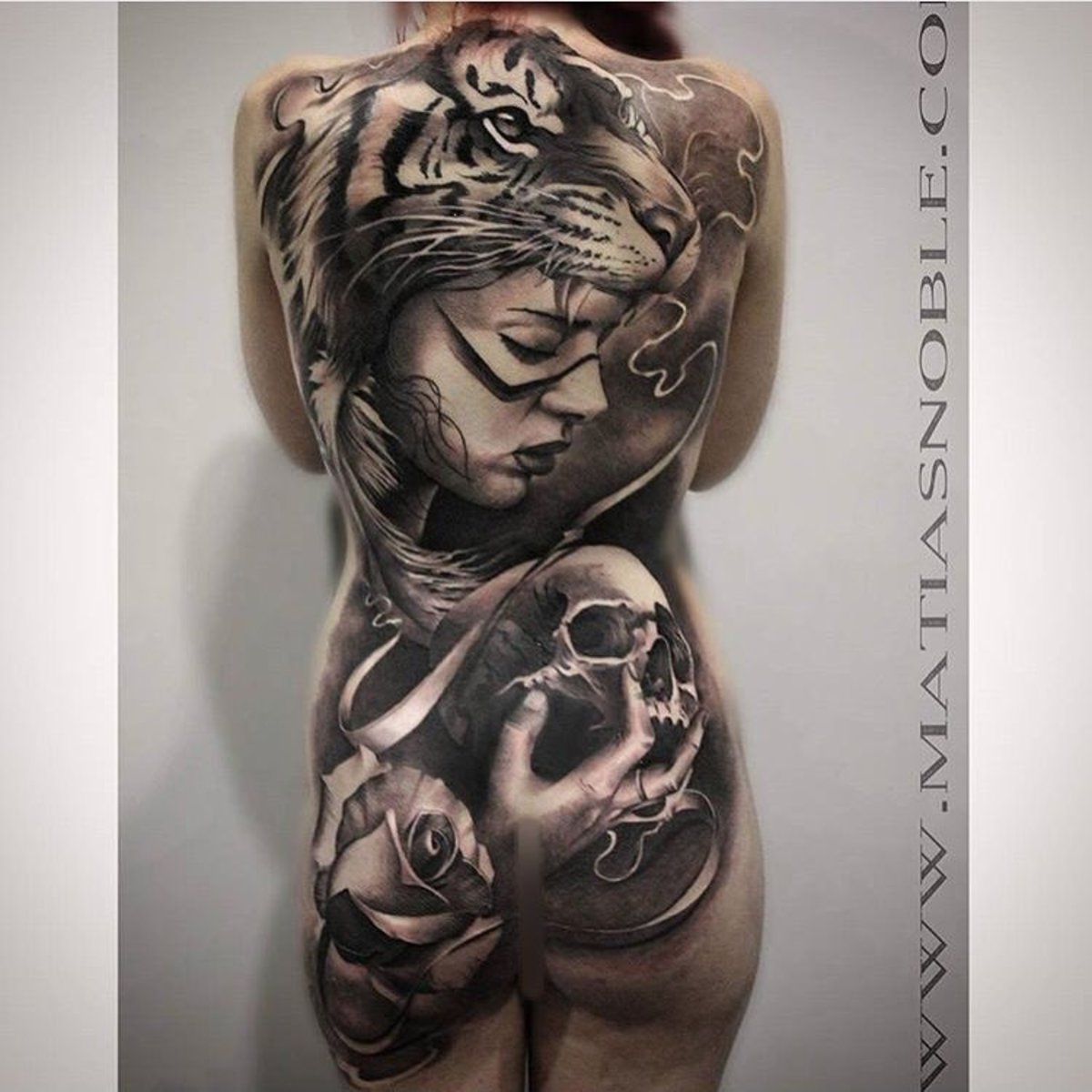 Frauen-Rücken-Tattoos-von-Matias-Noble