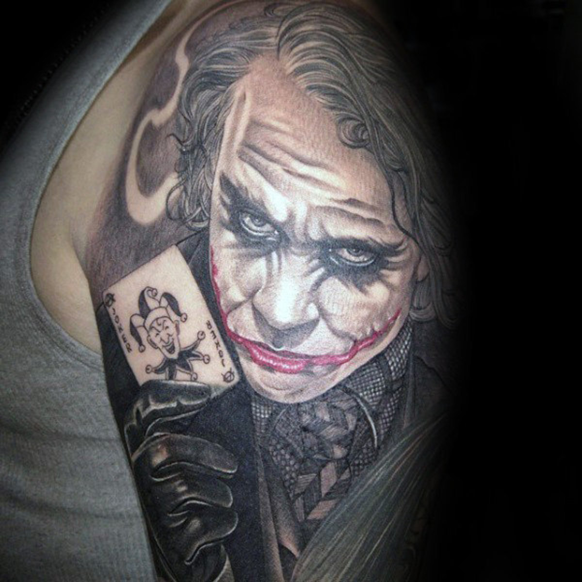 halbärmeliger-joker-mit-spielkarte-tattoos-für-jungs