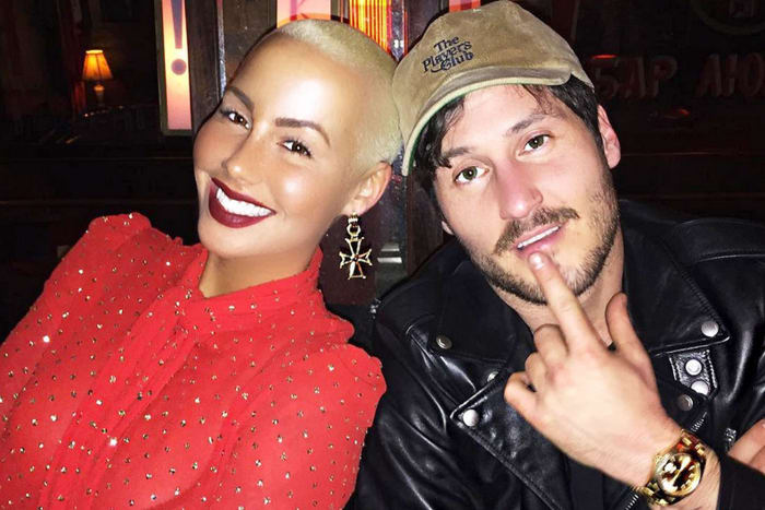 (Amber Rose a Val Chmerkovskiy fotografovali společně. Foto: Amber Rose/Instagram) Přestože Rose a Chmerkovskiy spolu chodili jen asi pět měsíců, než se v únoru rozešli, modelka to se vztahem zdála vážně a Chmerkovskiy v instagramovém záběru nazvala „moje láska“ ze dvou sdílejících sladký polibek. A přestože se její nové „hollywoodské“ tetování nezdá být poctou Chmerkovskému, kterého potkala při představení „Tanec s hvězdami“, je možné, že se Rose pod masivním tetováním dostala pod jehlu, aby se po něm cítila lépe rozchod páru.