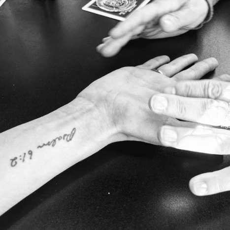 Obwohl Kufrin nicht die erste Kandidatin mit sichtbaren Tattoos ist, hat ihre Tinte die meiste Aufmerksamkeit von Bachelor Nation auf sich gezogen.