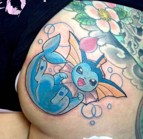 Ein entzückendes Bubblebeam-Booty-Tattoo von Kimberly Wall.