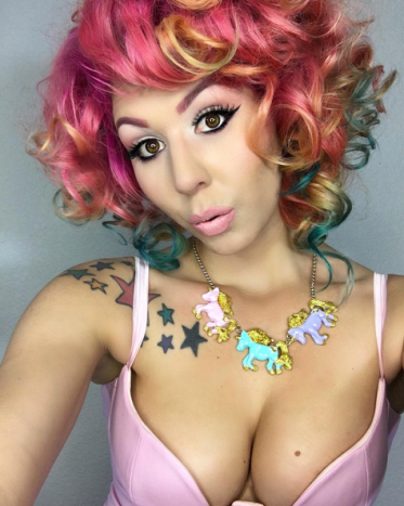 نظرة على التفاصيل: لون الشعر ومجموعة تجعيد الشعر:bridgettschairilovebombshell لون الشعر المستخدم:arcticfoxhaircolor في Virgin Pink و Sunset Orange + Virgin Pink و Sunshine Yellow (مخفف) وقلادة Aquamarine:macarons_and_stilettos فستان:pretty_rose_styless Lips: toofaced ذابت ماتي في