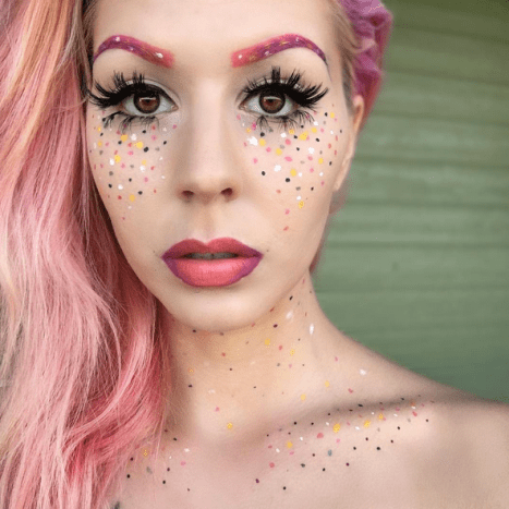 Foto prostřednictvím instagramUHLED PODROBNOSTÍ: Nadace: @toofaced Born This Way Korektor nanesený pomocí @mymakeupbrushset Lips: @toofaced Melted Matte in Feelin & apos; Sám s Unicorn na vnějších rozích obočí: @toofaced Melted Mattes v pořadí: Feelin & apos; Sám & gt; 1998 & gt; To se stává! & Gt; Unicorn & gt; Kdo je Zoomin Kdo Puntíky: @toofaced Melted Mattes + @occmakeup Lip Tars Lashes: (nahoře) @winkmywayxo s přidanými kousky (dole) Klastry dlouhých jednotlivých @ardell_lashes Tento vzhled inspirovaný @kimberleymargarita_