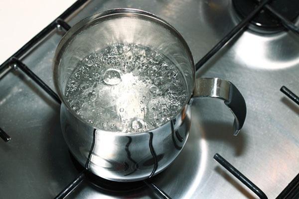 eau bouillante pour préparer une boisson médicinale
