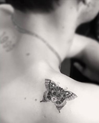 (Foto: Dr. Woo/Instagram) Anwar Hadids neuestes Tattoo zeigt ein Bild eines kleinen mottenähnlichen Schmetterlings auf seinem rechten Schulterblatt mit dem Gesicht einer Person in der Mitte, die eine flügelförmige Maske trägt. Hadids neues Tattoo ist für ein so kleines Stück unglaublich detailliert, und während Motten- und Schmetterlings-Tattoos in der Promiwelt nicht allzu bemerkenswert sind (fragen Sie einfach Harry Styles und Kaley Cuoco), ist dieses definitiv einzigartig.