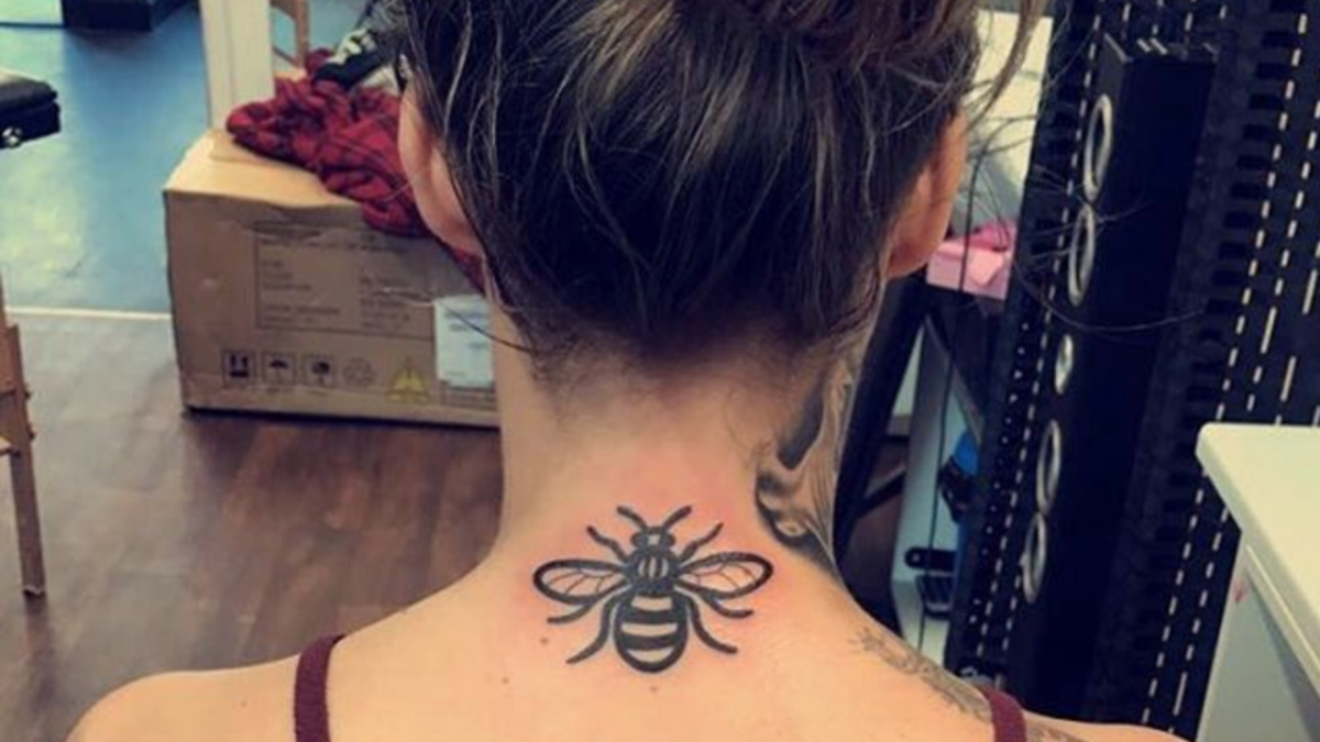 Manchester Bee, Manchester Bombardements, Manchester Bee Tattoo, Pete Davidson Manchester Bee, Pete Davidson, Ariana Grande Tattoo, Ariana Grande Tattoo Coverups, Pete Davidson Tattoo Cover Up, Copyright Tattoos, Tattoo Copying, Tattoo Intellectual Property, Northwest Tattoo, Tattoo Klagen, eingefärbt mag