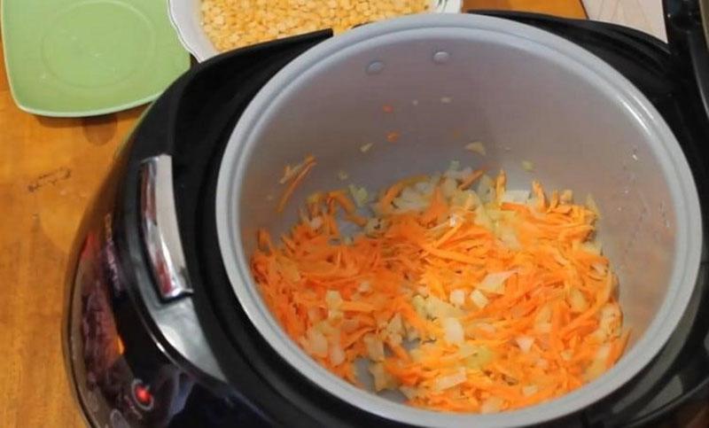 guisar verduras en una olla de cocción lenta