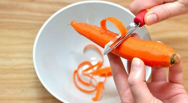 pelar zanahorias