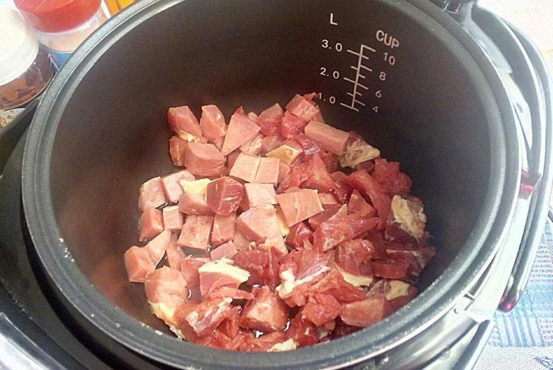 poner la carne en una olla de cocción lenta