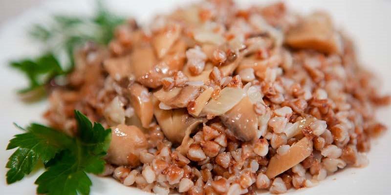 trigo sarraceno en una olla de cocción lenta con champiñones