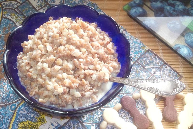 Leche de trigo sarraceno en una olla de cocción lenta
