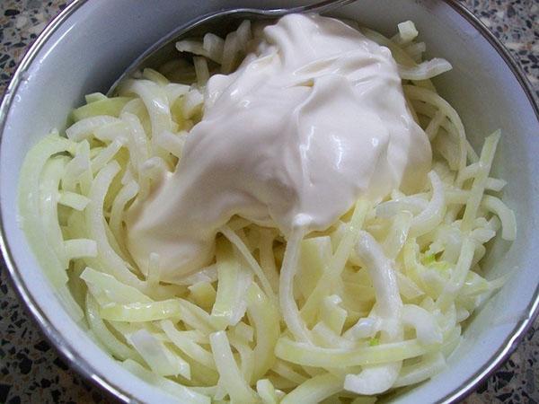 mezclar cebolla con crema agria