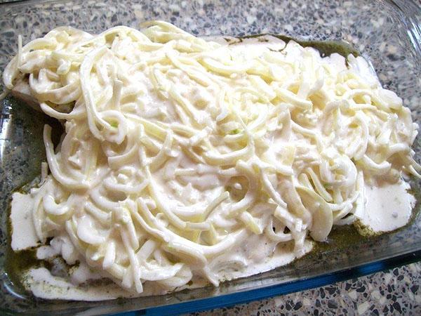 poner una mezcla de cebolla y crema agria sobre el pescado