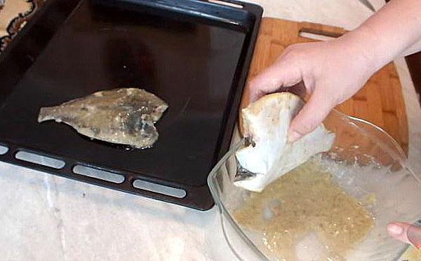 poner la lenguado rebozado en una bandeja para hornear