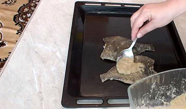 engrasar el pescado con rebozado por encima