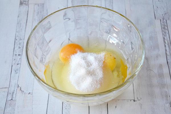 batir huevos con azúcar