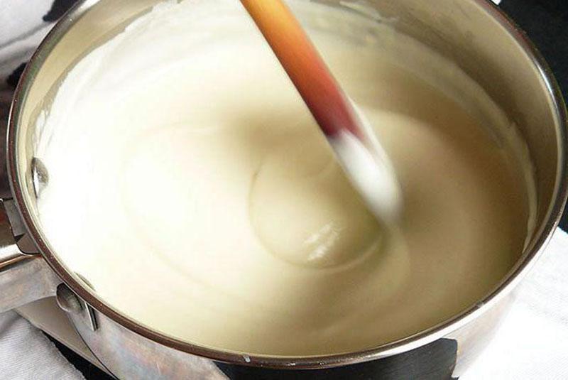 haciendo salsa de leche