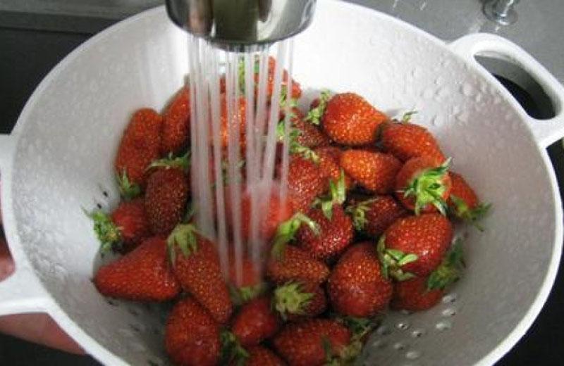 laver les fraises