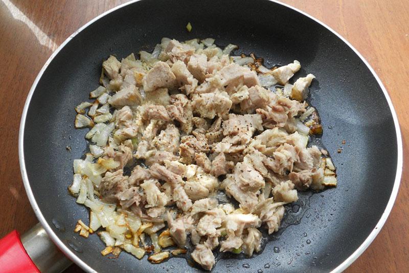 mezclar carne y cebollas