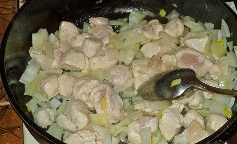 mezclar carne y cebollas