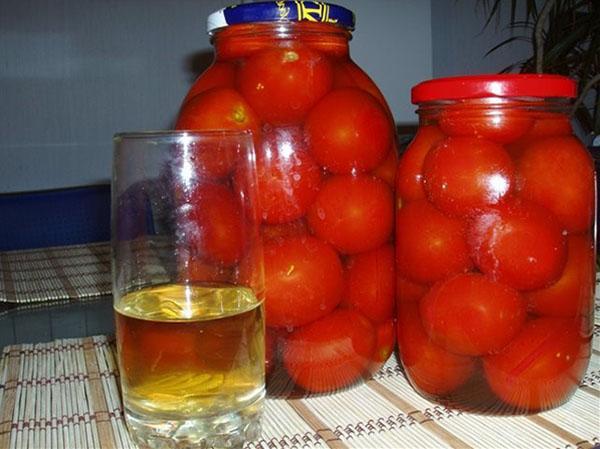verser les tomates avec le jus