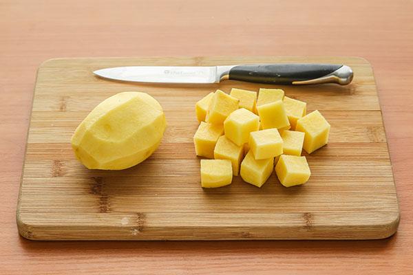 cortar las patatas en cubos