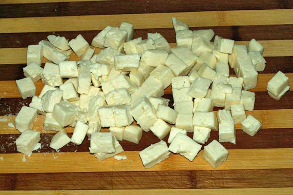 queso cortado en cubitos