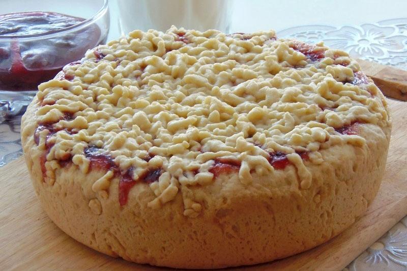 El pastel magro en una olla de cocción lenta está listo.