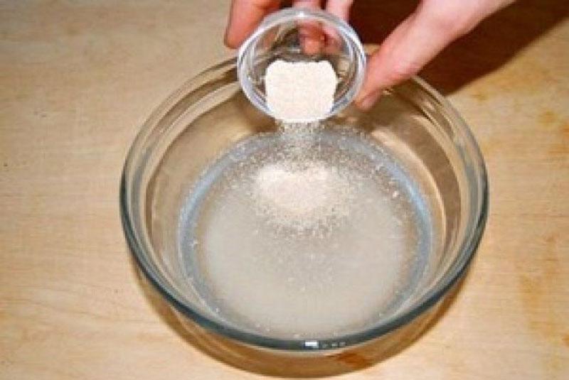Se agregan azúcar y aceite vegetal al agua caliente.