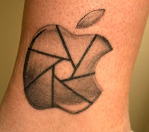 Derek-Apfel-Tattoo