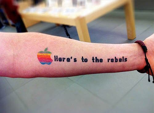 apple-logo-n-psaní-tetování-na předloktí